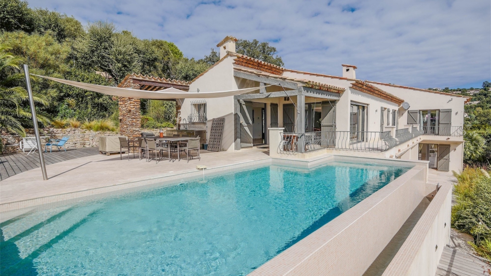 Lovely provencal villa with a bright interior and beautiful sea views