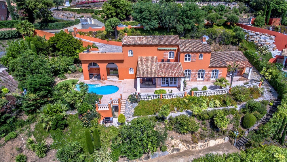 Beautiful and stylish Provencal villa in private domain close to the sea and golf course