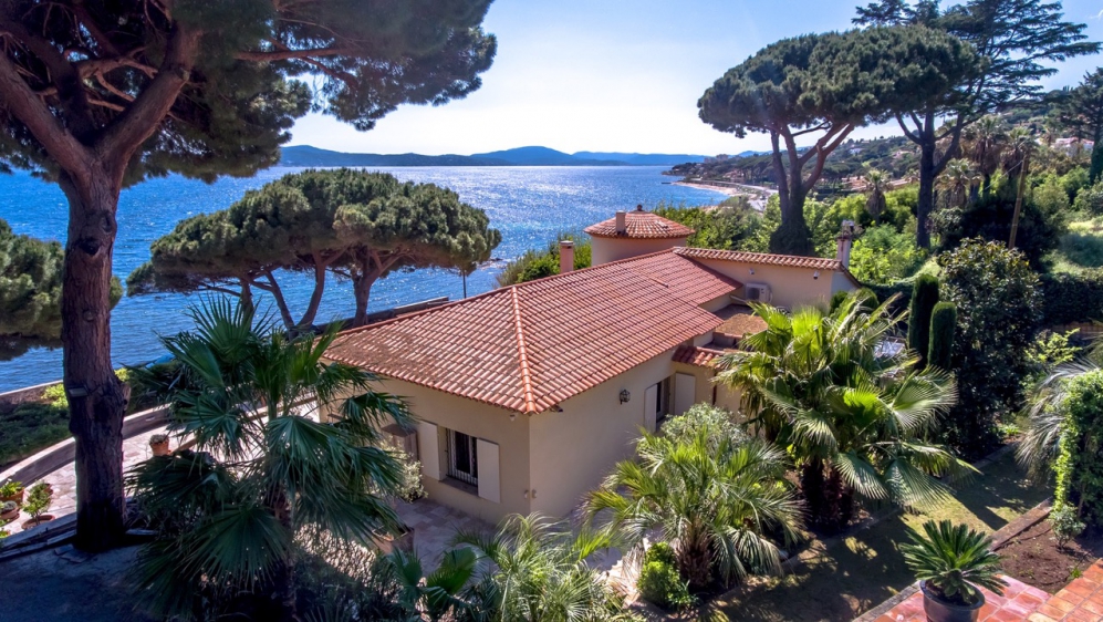 Stunning fully renovated seafront villa full of character with amazing sea views