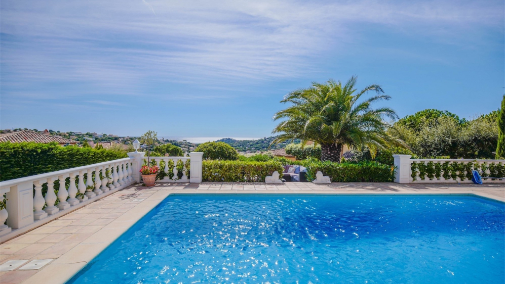 Amazing modern Provencal villa with double sea view close to the beach and golf course
