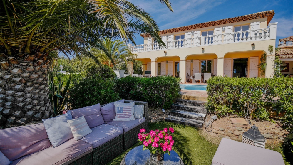 Amazing modern Provencal villa with double sea view close to the beach and golf course