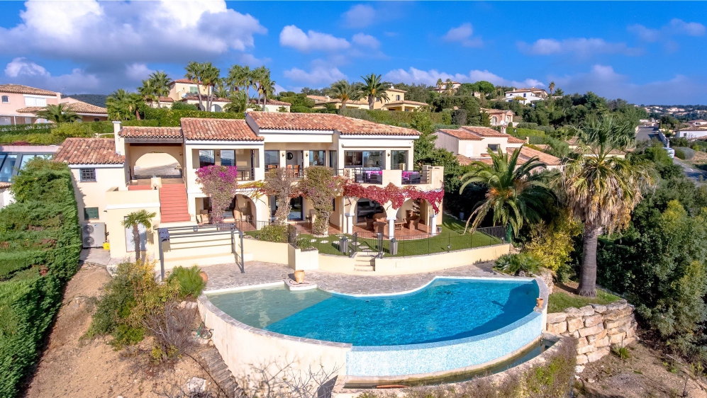 Fantastische villa aan de Sainte Maxime Golfbaan met schitterend zeezicht