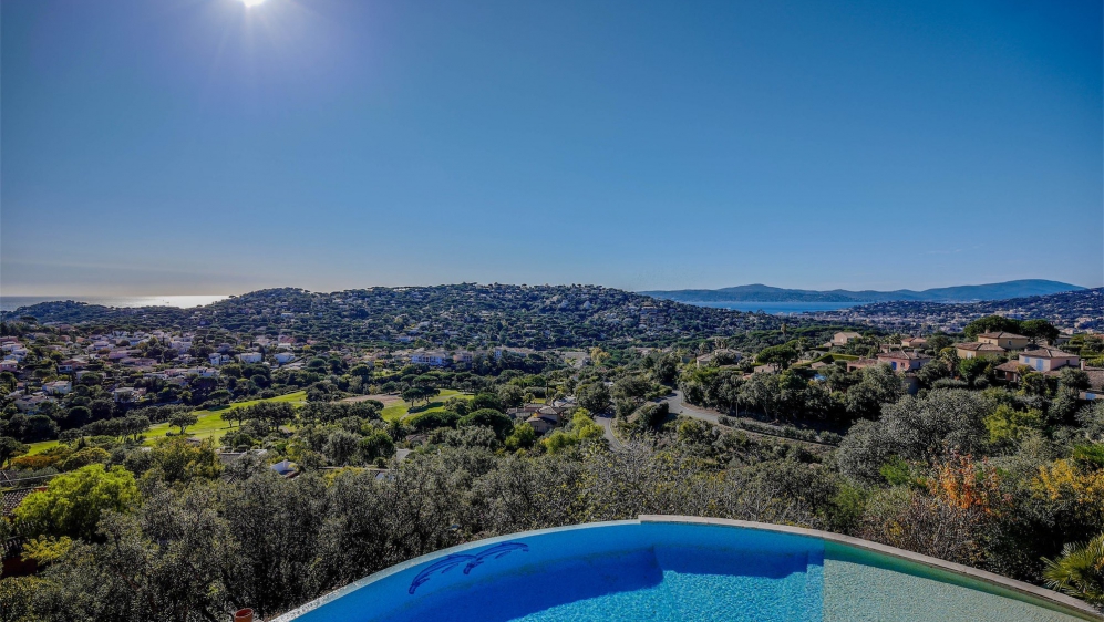 Fantastische villa aan de Sainte Maxime Golfbaan met schitterend zeezicht