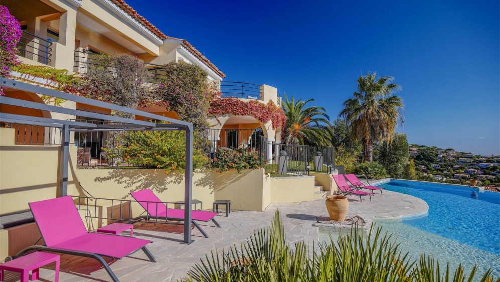 Beautiful villa with stunning double sea views on the Sainte Maxime Golf resort