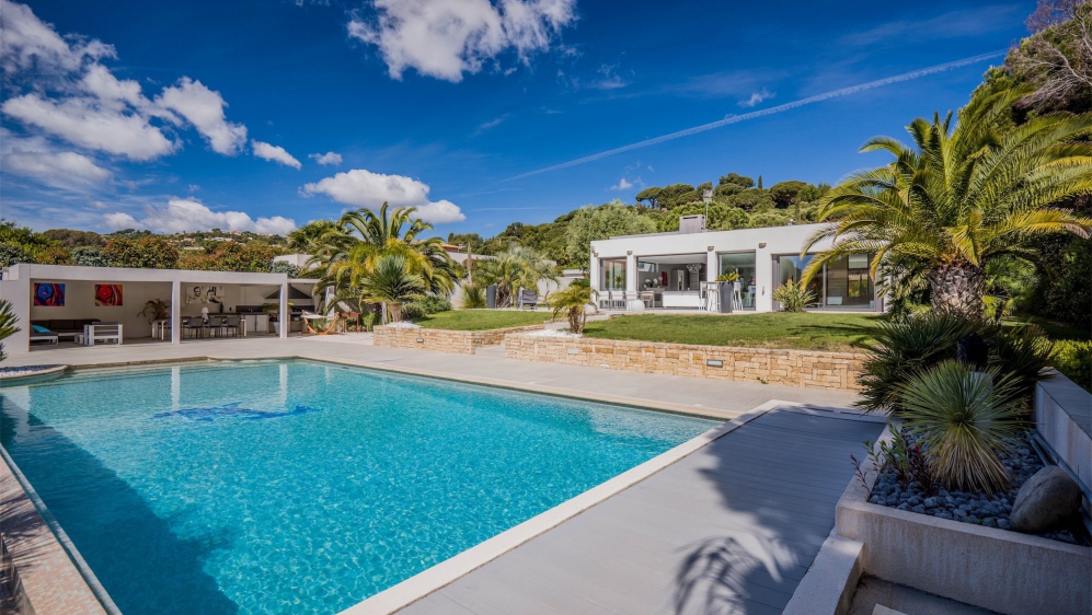 Beautiful contemporary design villa walking distance to the beach
