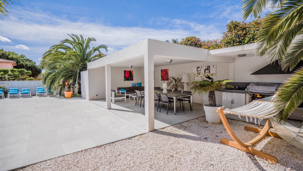 Beautiful contemporary design villa walking distance to the beach