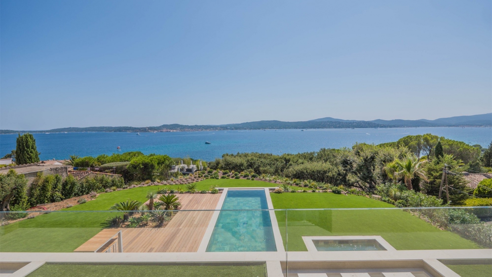 Exceptionele high tech designer villa met spectaculair zicht over de baai van Saint Tropez