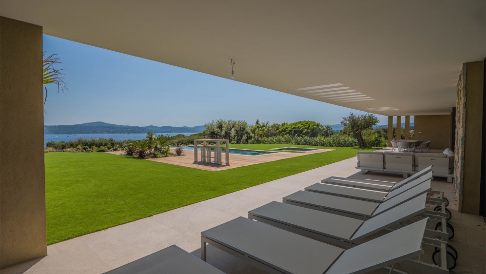 Exceptionele high tech designer villa met spectaculair zicht over de baai van Saint Tropez