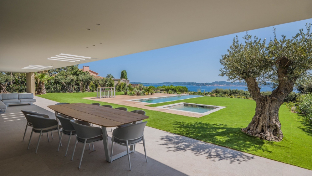 Exceptionele high tech designer villa met spectaculair zicht over de baai van Saint Tropez