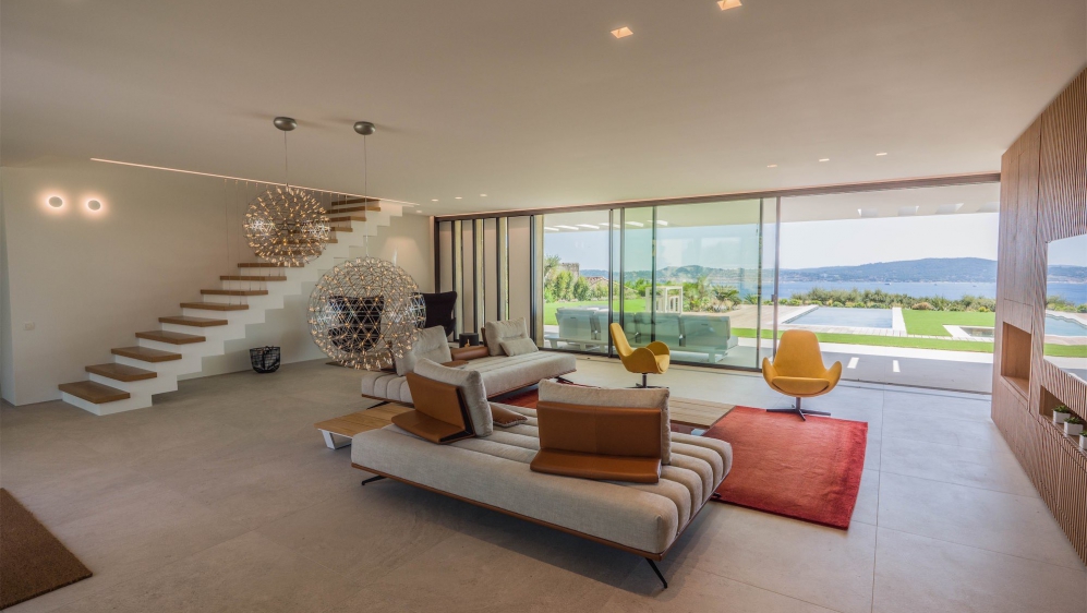 Exceptionele high tech designer villa met spectaculair zicht over de baai van Saint Tropez