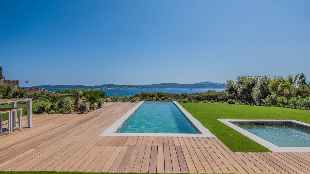 Exceptionele high tech designer villa met spectaculair zicht over de baai van Saint Tropez