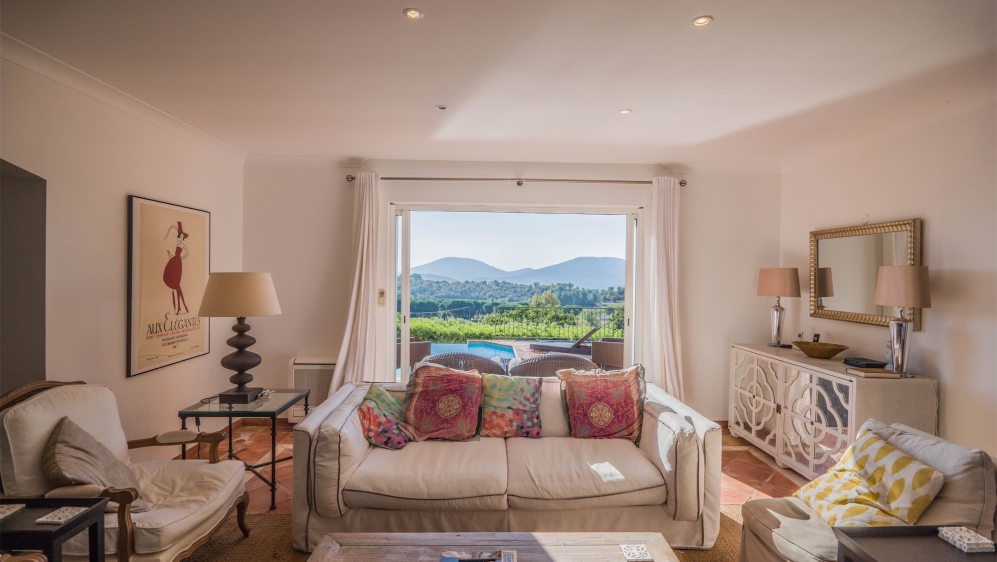 Beautiful Provencal villa offering panoramic views of the vineyards 