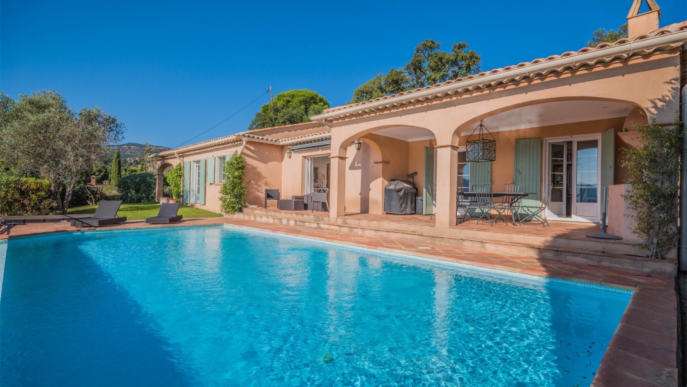 Beautiful Provencal villa offering panoramic views of the vineyards 