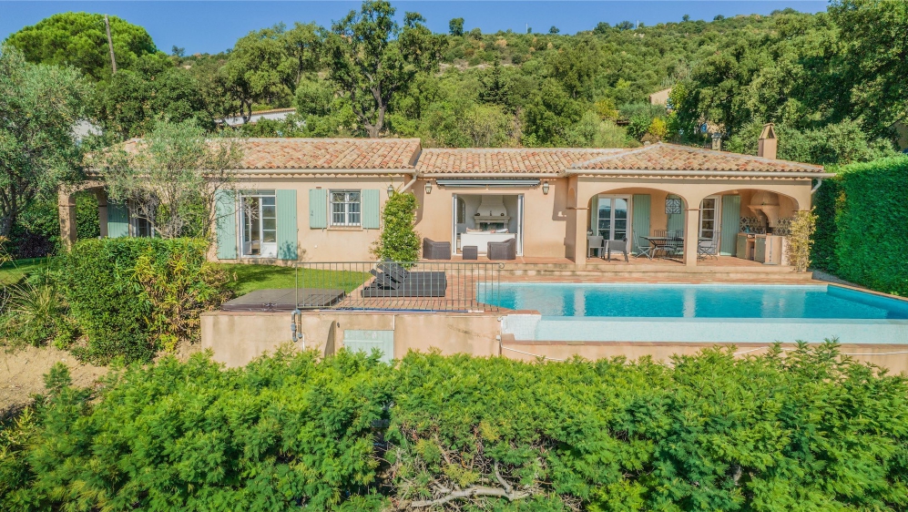 Beautiful Provencal villa offering panoramic views of the vineyards 