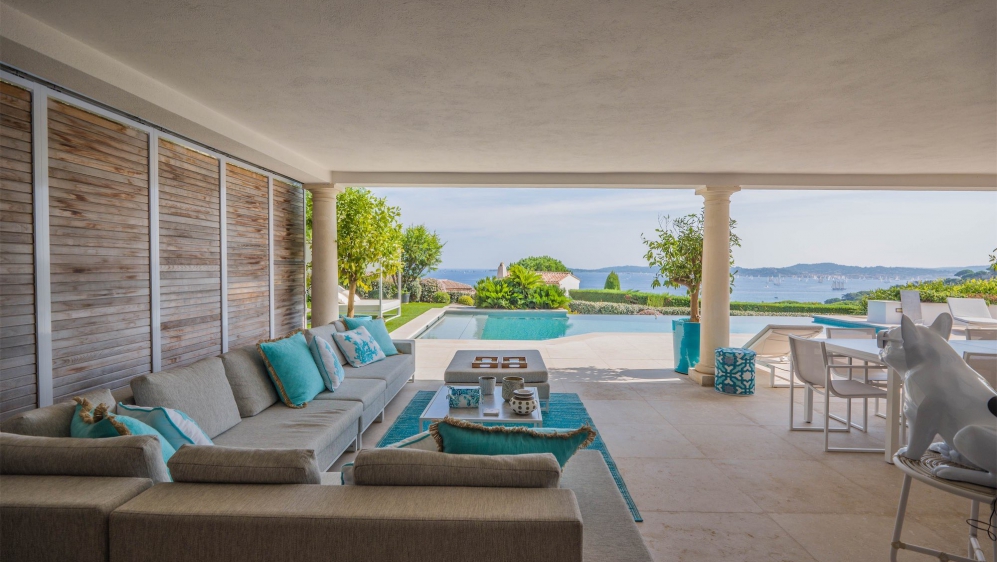 Stunning high end villa with spectaculair sea view within walking distance of the beach 