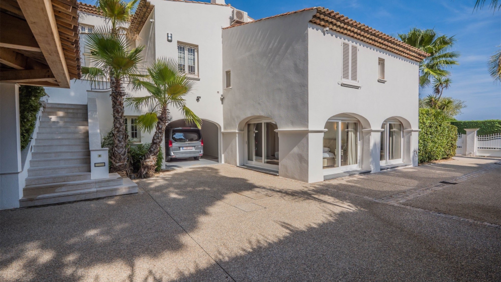 Stunning high end villa with spectaculair sea view within walking distance of the beach 