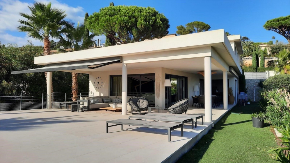 Schitterende moderne villa van superieure kwaliteit met zeezicht op absolute toplocatie