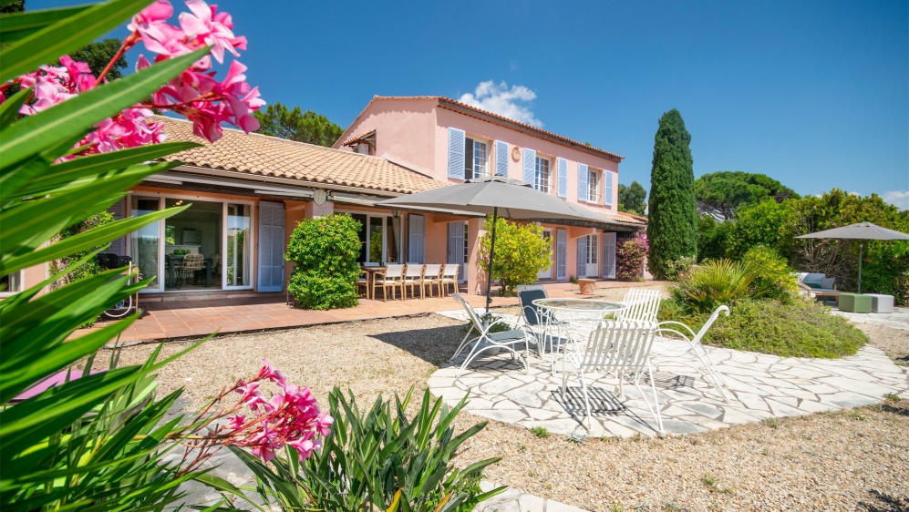 Stunning large bastide with lovely sea views