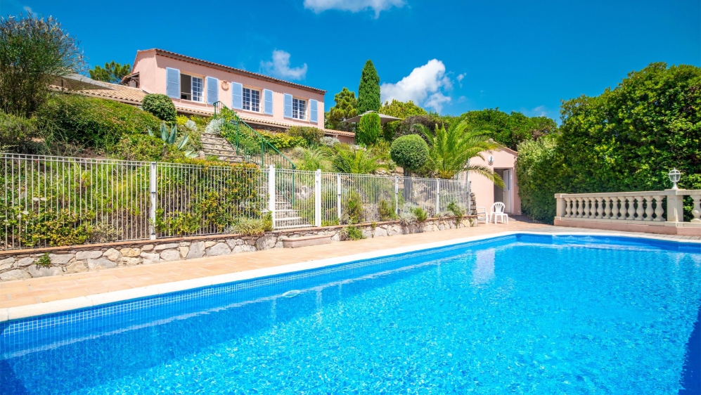 Stunning large bastide with lovely sea views