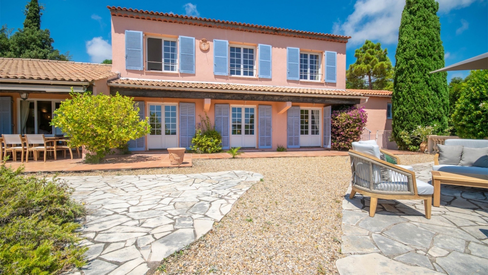 Stunning large bastide with lovely sea views