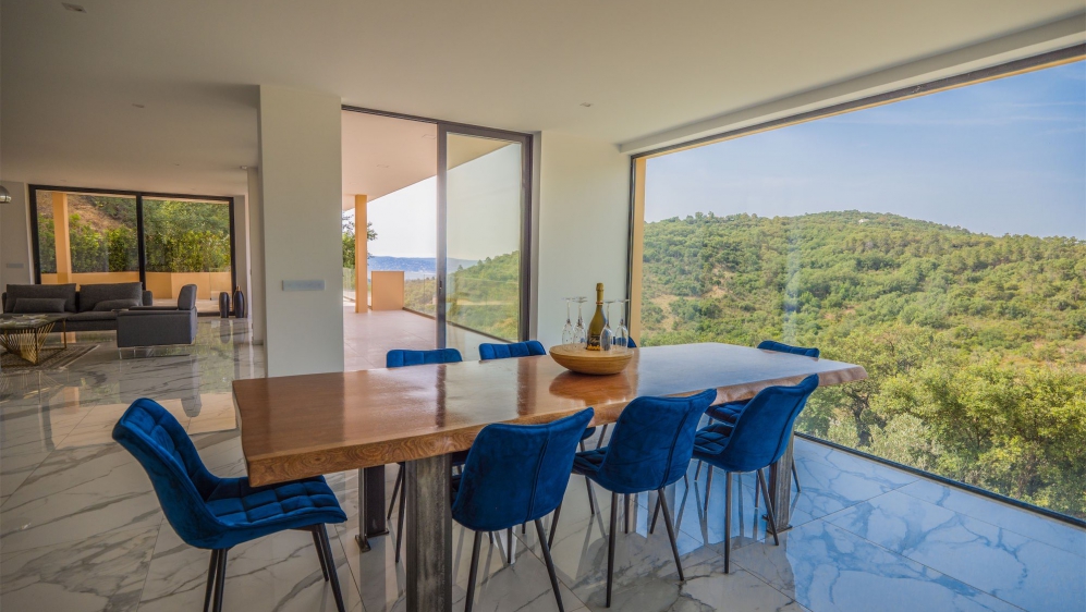 Nieuwe moderne design villa met zeezicht in veilig domein vlakbij Port Grimaud