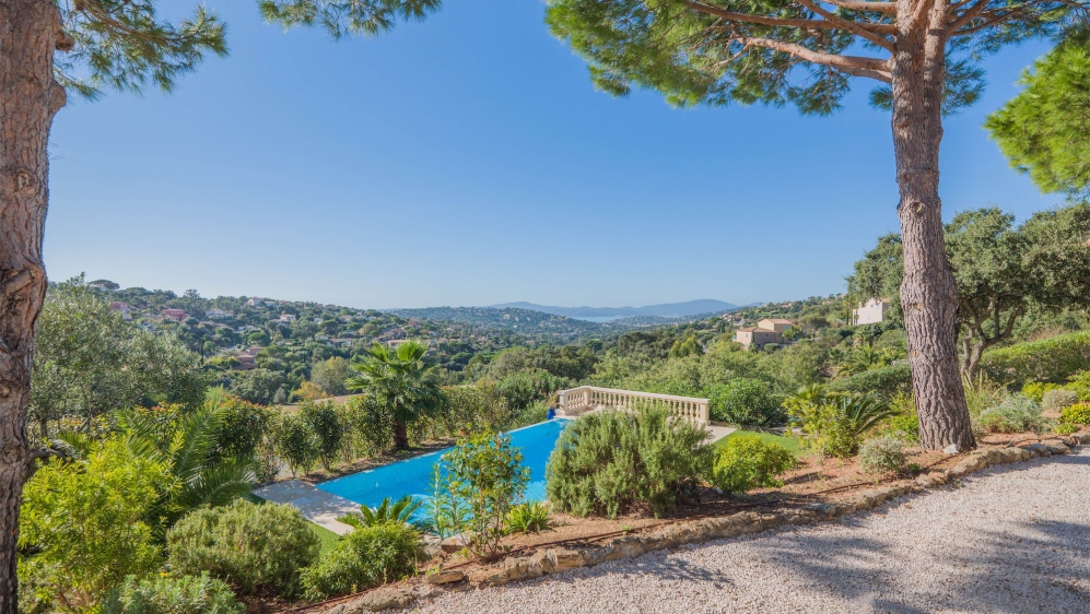 Beautiful modern Provencal villa with  separate guest house and amazing views of the sea and golf course