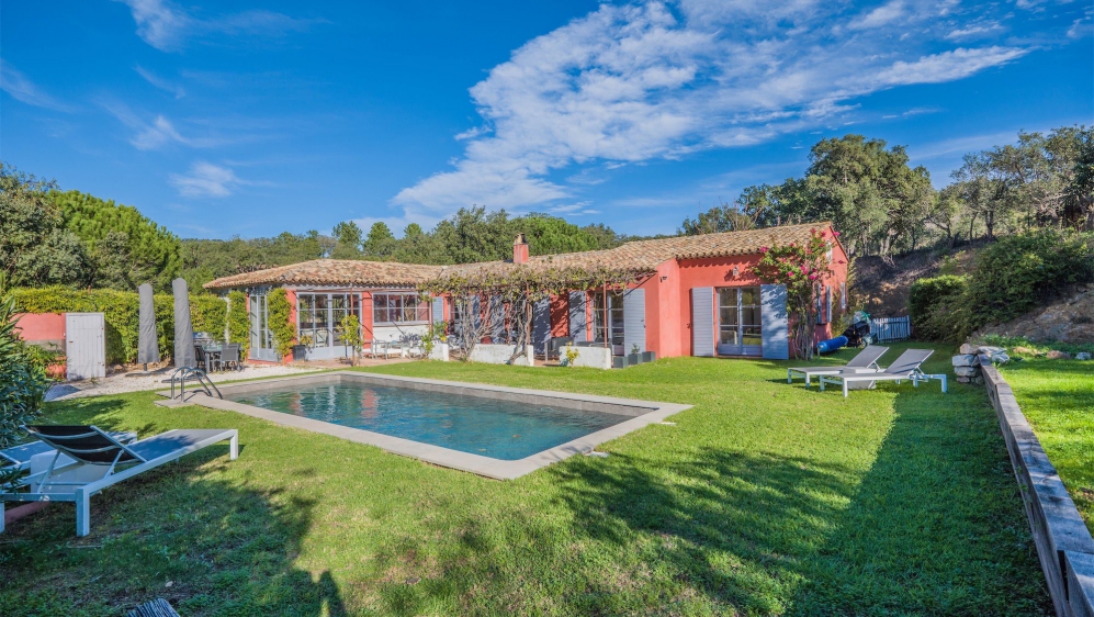 Attractive Provencal villa full of charm with guest house in secure private estate
