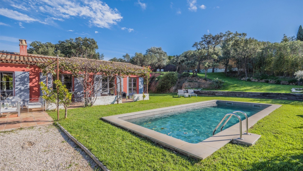 Attractive Provencal villa full of charm with guest house in secure private estate