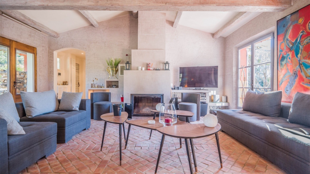 Attractive Provencal villa full of charm with guest house in secure private estate