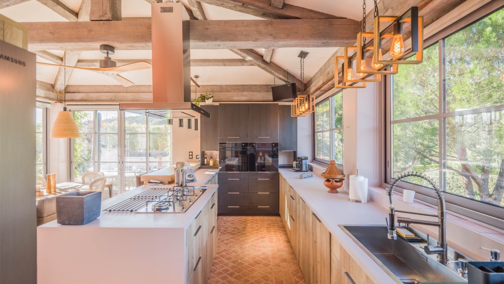 Attractive Provencal villa full of charm with guest house in secure private estate