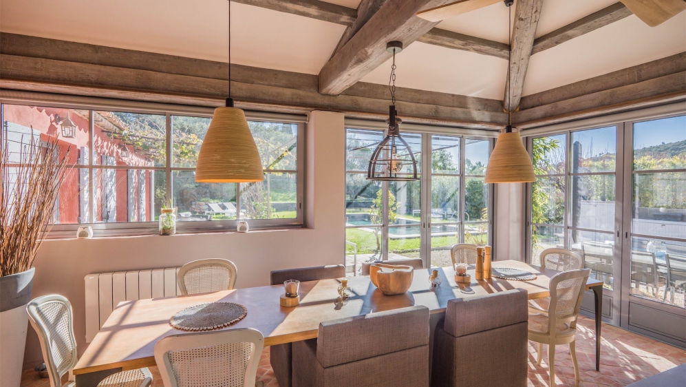Attractive Provencal villa full of charm with guest house in secure private estate