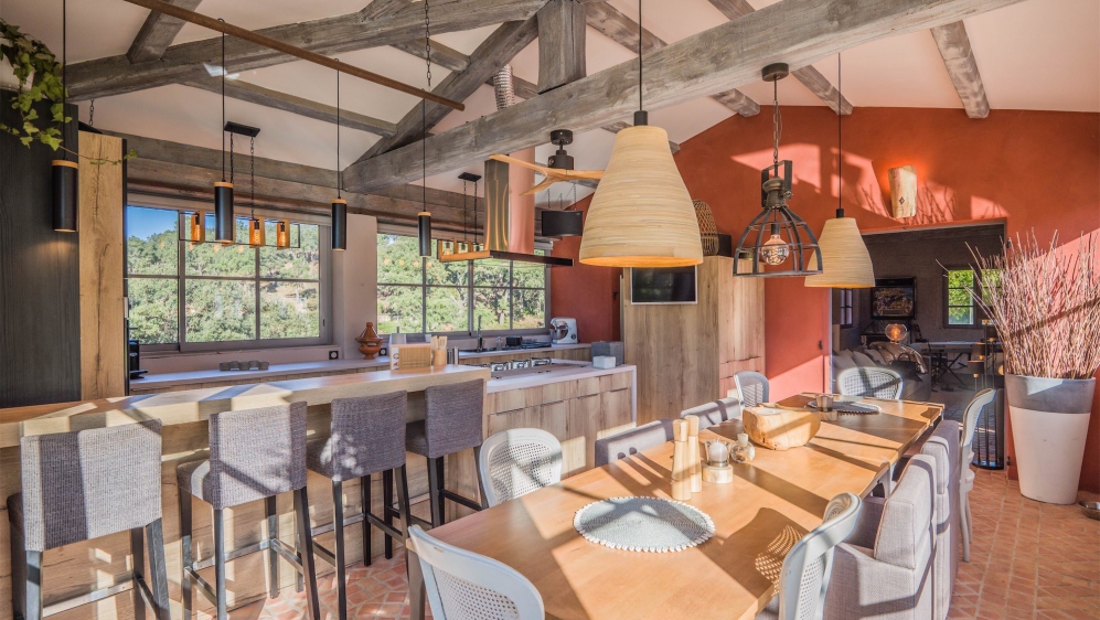 Attractive Provencal villa full of charm with guest house in secure private estate
