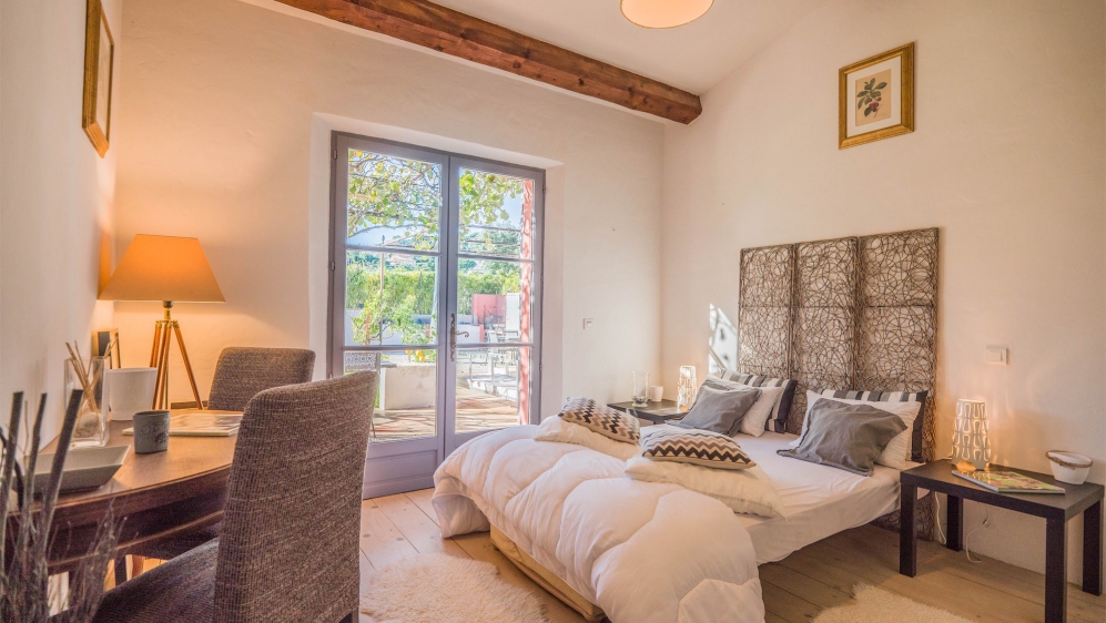 Attractive Provencal villa full of charm with guest house in secure private estate