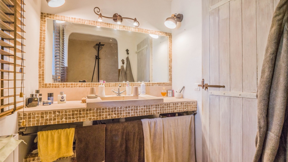 Attractive Provencal villa full of charm with guest house in secure private estate