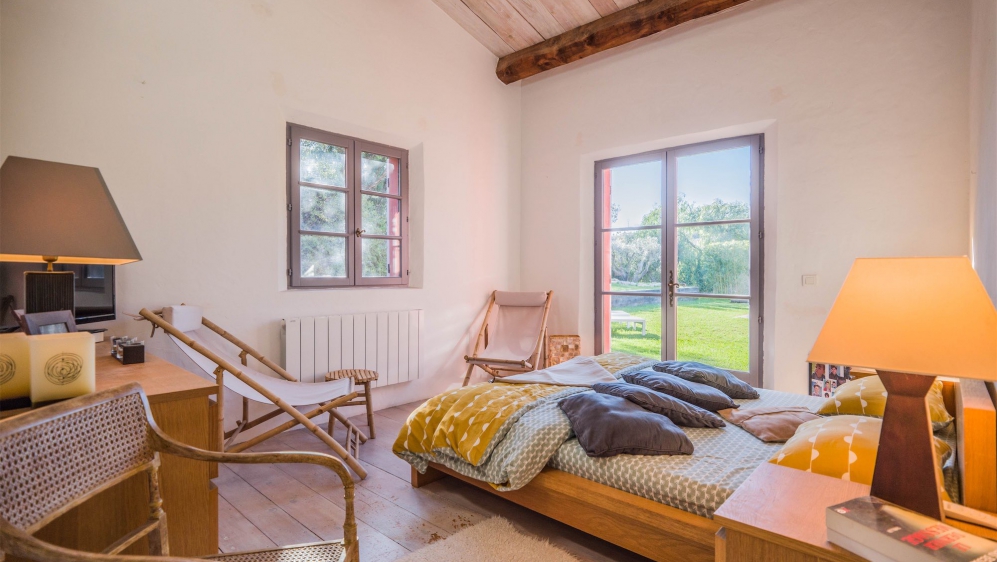 Attractive Provencal villa full of charm with guest house in secure private estate