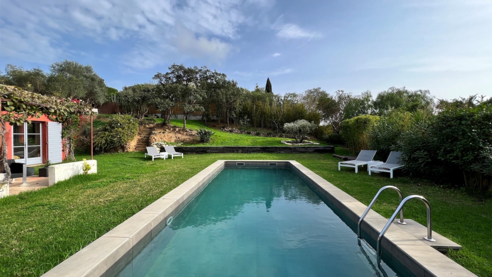 Attractive Provencal villa full of charm with guest house in secure private estate