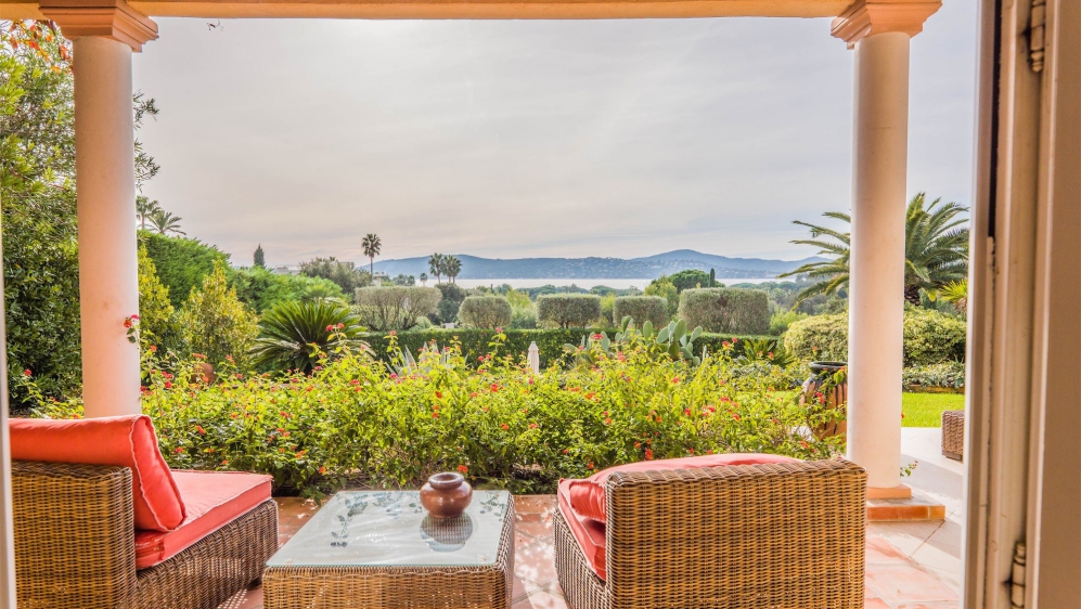 Superb Provencal villa full of charm with beautiful sea view in private domain close to the beach