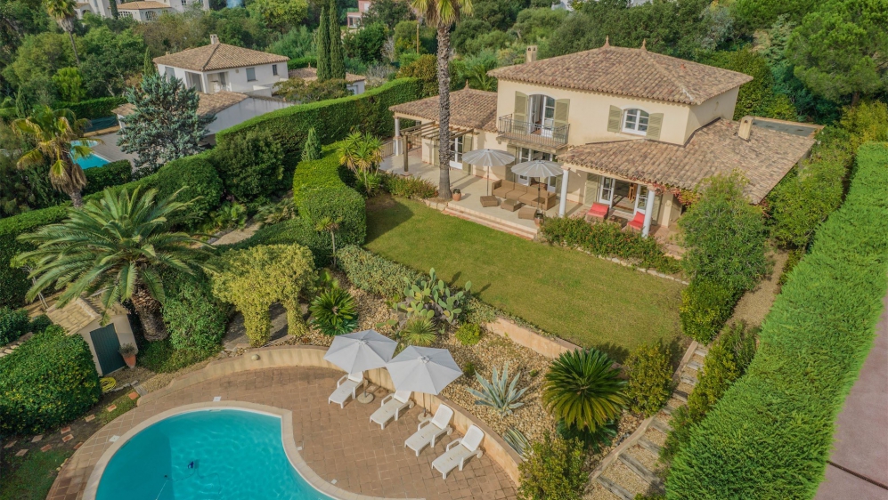 Superb Provencal villa full of charm with beautiful sea view in private domain close to the beach