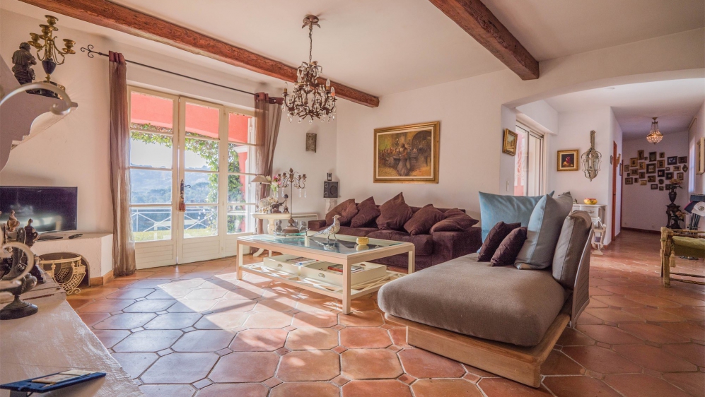 Super charming Provencal villa in lovely location in private domain near golf and beach