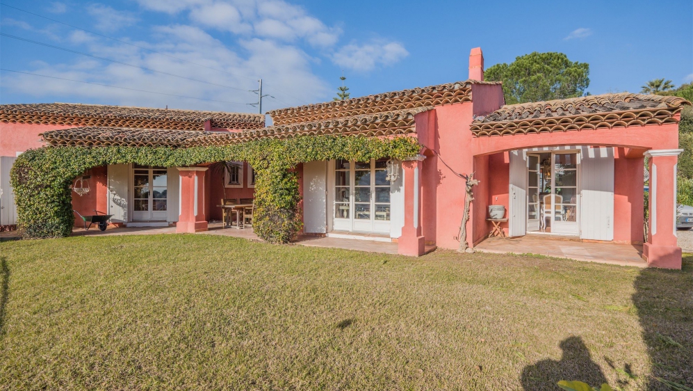 Super charming Provencal villa in lovely location in private domain near golf and beach