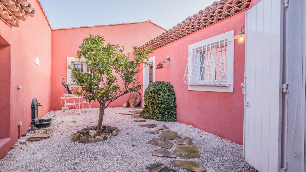 Super charming Provencal villa in lovely location in private domain near golf and beach