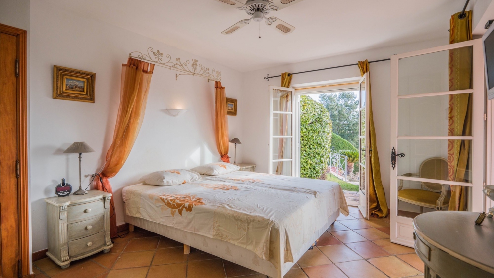 Super charming Provencal villa in lovely location in private domain near golf and beach