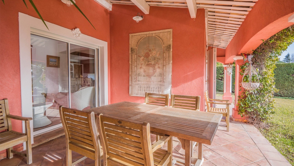 Super charming Provencal villa in lovely location in private domain near golf and beach