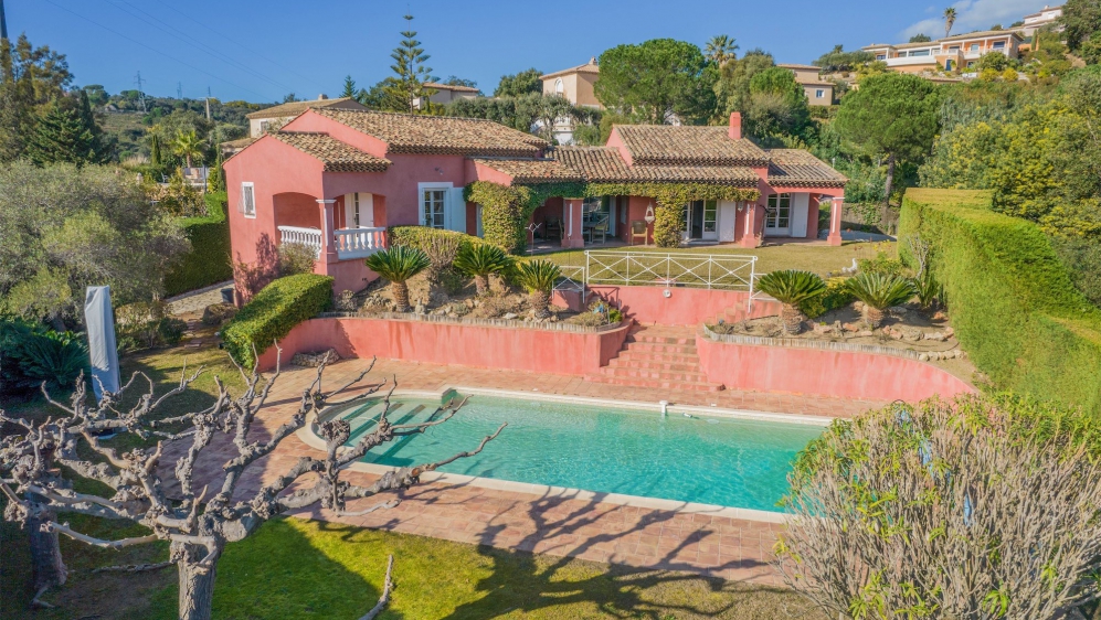 Super charming Provencal villa in lovely location in private domain near golf and beach