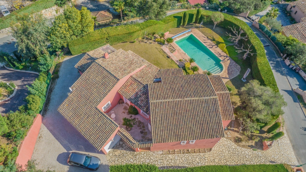 Super charming Provencal villa in lovely location in private domain near golf and beach