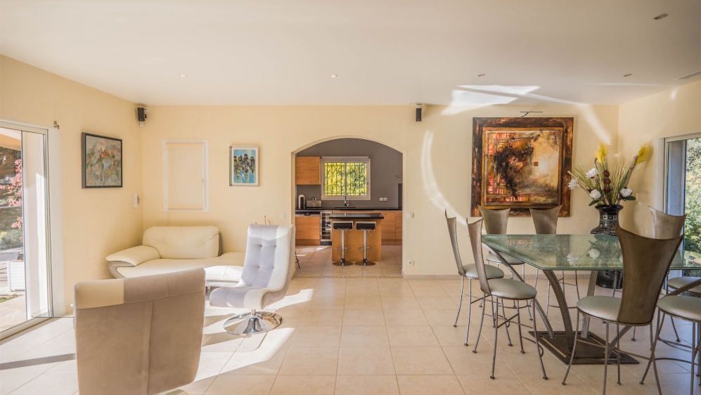 Fantastic family villa with full privacy and guest apartment close to the beach