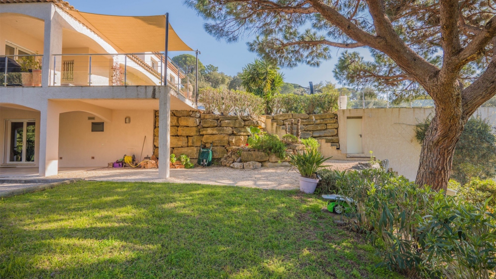 Fantastic family villa with full privacy and guest apartment close to the beach