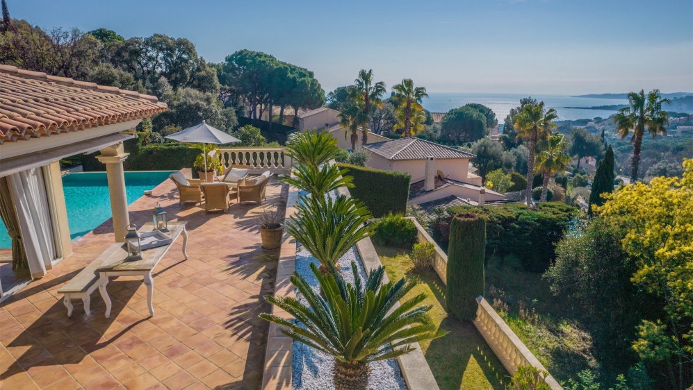 Beautiful Mediterranean villa with lovely sea view close to the beach and center