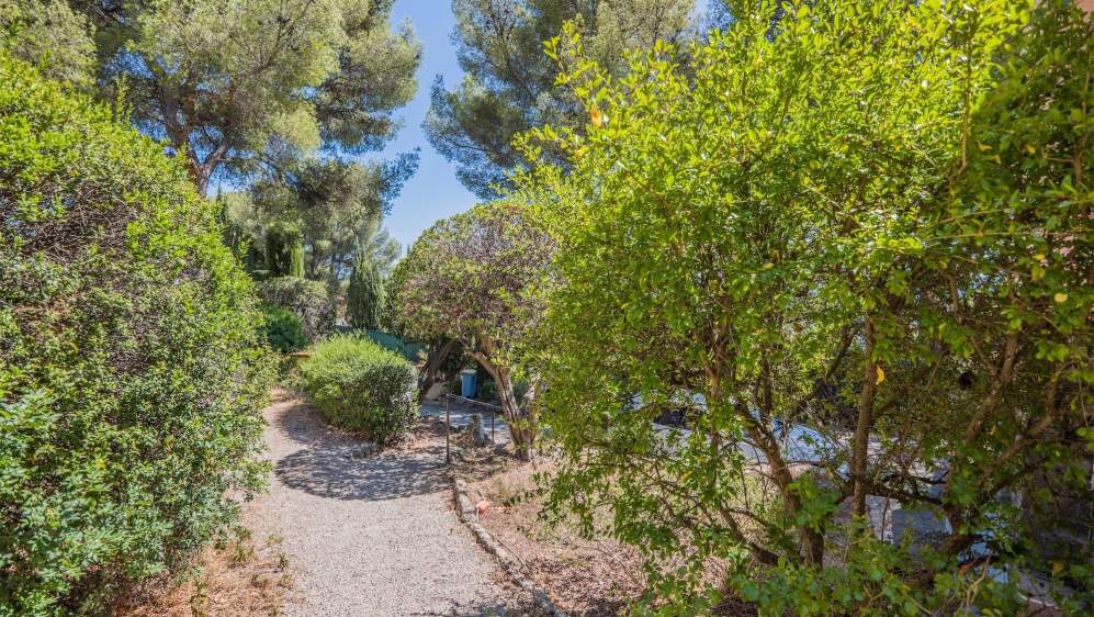 Lovely Provencal villa to renovate with stunning sea views and lots of potential to add value