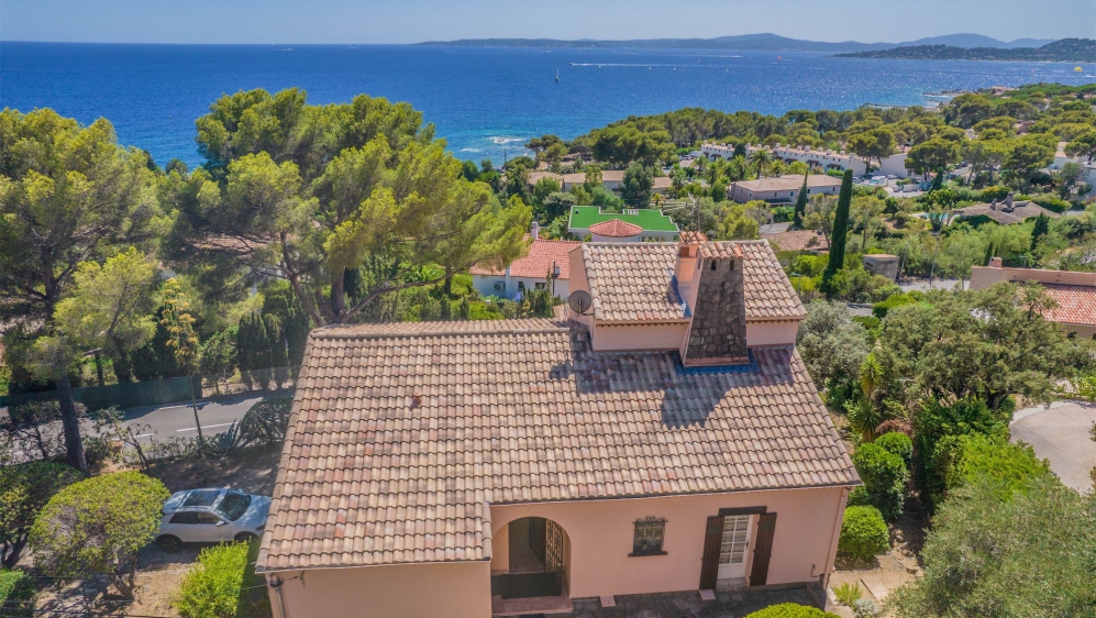 Lovely Provencal villa to renovate with stunning sea views and lots of potential to add value